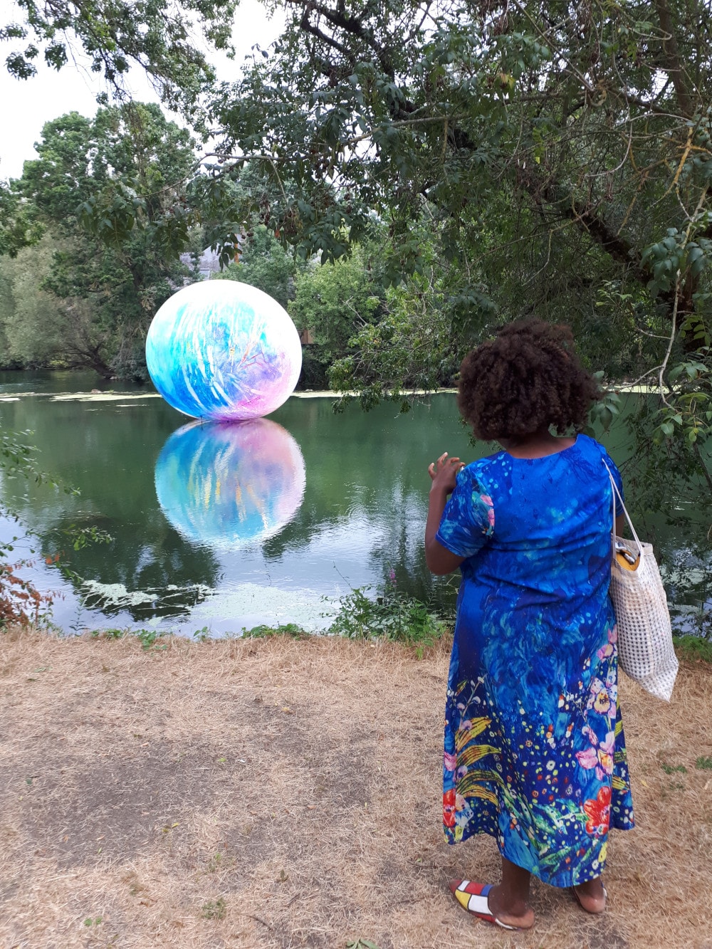 Edna devant la boule